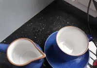 Filiżanka ze spodkiem i dzbanuszek — ujęcie 2