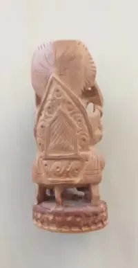 Ganesh drewniana figurka z Indii bożek szczęścia wykonany ręcznie. — ujęcie 2
