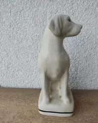Kamienna figurka labrador — ujęcie 2