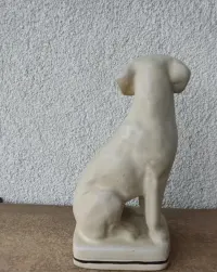 Kamienna figurka labrador — ujęcie 3