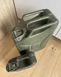 Kanistry wojskowe vintage 20L i 5L – stalowe, PRL, 1989, survival — ujęcie 2