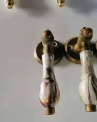 klamki ceramiczne z mosiądzu mosiężne zabytkowe stare PRL — ujęcie 4