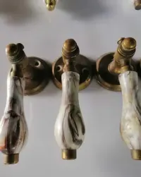 klamki ceramiczne z mosiądzu mosiężne zabytkowe stare PRL — ujęcie 5