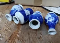 Kolekcjonerski Komplet 4 malutkich ceramicznych wazonów waz urn puchar — ujęcie 4