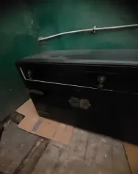 Komoda vintage z okuciami. — ujęcie 2