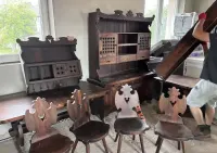 Komplet mebli Cepelia „Modrzew” 1983 r. – kredens, stół, 4 krzesła, styl rustykalny — ujęcie 2