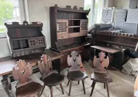 Komplet mebli Cepelia „Modrzew” 1983 r. – kredens, stół, 4 krzesła, styl rustykalny — ujęcie 3