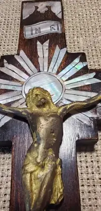 Krzyż z pasyjką bogato inkrustowany masą perłową — ujęcie 4