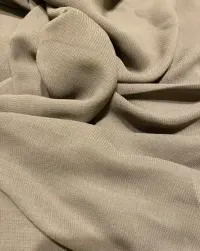 Kupon miękkiej lejącej tkaniny poliestrowej w kolorze ciemnego beżu — ujęcie 3