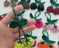 Kwiaty dzwoneczków wykonane na szydełku brelok zawieszka — ujęcie 5