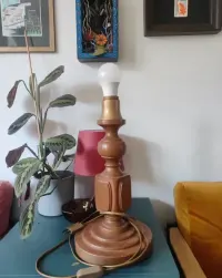 Lampa Asmuth-Leuchten drewniana — ujęcie 2