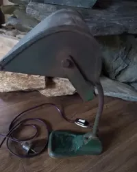 Lampa bankierka /gabinetowa. — ujęcie 5