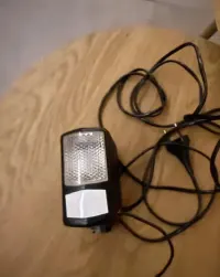Lampa błyskowa do aparatu analogowego vintage z zasilaczem — ujęcie 4
