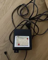 Lampa błyskowa do aparatu analogowego vintage z zasilaczem — ujęcie 2