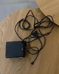 Lampa błyskowa do aparatu analogowego vintage z zasilaczem — ujęcie 3
