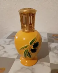 lampa katalityczna zapachowa  Lampe Berger Paris, model z motywem gałązki oliwnej na żółtym dzbanku. — ujęcie 5