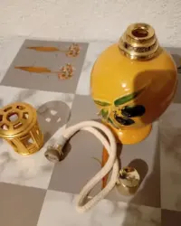 lampa katalityczna zapachowa  Lampe Berger Paris, model z motywem gałązki oliwnej na żółtym dzbanku. — ujęcie 2