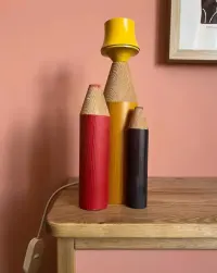 Lampa kolorowe kredki — ujęcie 2