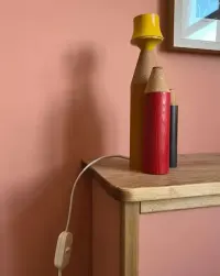 Lampa kolorowe kredki — ujęcie 3