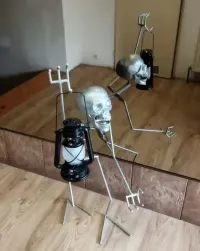 Lampa lampka ludzik kościotrup — ujęcie 3