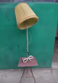 Lampa stojąca podłogowa ze stolikiem gazetnikem prl retro vintage — ujęcie 2