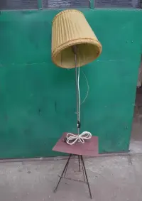 Lampa stojąca podłogowa ze stolikiem gazetnikem prl retro vintage — ujęcie 3