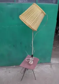 Lampa stojąca podłogowa ze stolikiem gazetnikem prl retro vintage — ujęcie 4