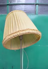 Lampa stojąca podłogowa ze stolikiem gazetnikem prl retro vintage — ujęcie 5