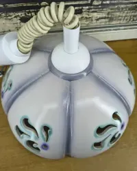 Lampa wisząca retro / vintage – ceramiczny klosz, dekoracyjne wycięcia — ujęcie 2