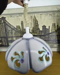 Lampa wisząca retro / vintage – ceramiczny klosz, dekoracyjne wycięcia — ujęcie 3