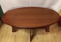 Ława owalny blat kolor czereśnia składana 110x60 cm wys. 58 cm z PRLu — ujęcie 4