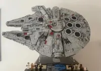 LEGO 75192 UCS Sokół Millennium – złożony, komplet + podstawka — ujęcie 2