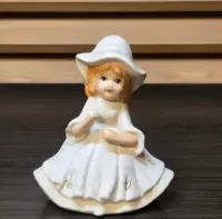 Mała ceramiczna figurka dziewczynki nieznanego pochodzenia — ujęcie 5