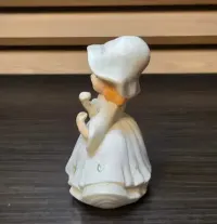 Mała ceramiczna figurka dziewczynki nieznanego pochodzenia — ujęcie 2