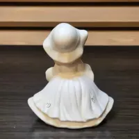 Mała ceramiczna figurka dziewczynki nieznanego pochodzenia — ujęcie 3