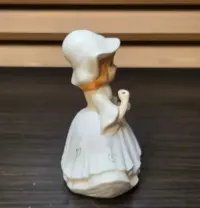 Mała ceramiczna figurka dziewczynki nieznanego pochodzenia — ujęcie 4