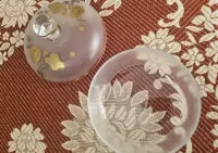 Matowa szklana bomboniera, pozłacana glamour — ujęcie 3