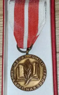 Medal Komisji Edukacji Narodowej PRL – Komplet w pudełku — ujęcie 4