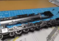 Metalowy model gigant lokomotywy Union Pacific 4000  'Big Boy' z tenderem z setu firmy Piececool 1:100 40cm długości 646 elementów + gablota — ujęcie 5