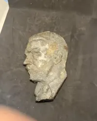 Metalowy portret, płaskorzeźba, wizerunek Hitlera — ujęcie 2