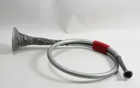 Metalowy róg myśliwski sygnałowy dekoracyjny 56 cm — ujęcie 2