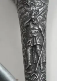 Metalowy róg myśliwski sygnałowy dekoracyjny 56 cm — ujęcie 5