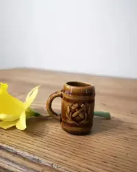Mini kufelek szkliwiony z okresu PRL — ujęcie 2