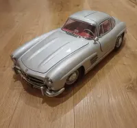 Model w skali 1:8 Mercedesa 300 SL — ujęcie 2