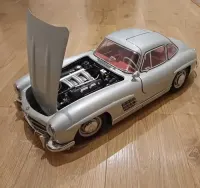 Model w skali 1:8 Mercedesa 300 SL — ujęcie 3