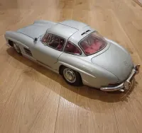 Model w skali 1:8 Mercedesa 300 SL — ujęcie 4