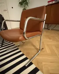 Modernistyczne skorzane fotele włoskie — ujęcie 3
