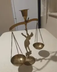 Mosiężna waga świecznik na podstawce — ujęcie 2