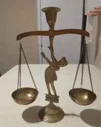 Mosiężna waga świecznik na podstawce — ujęcie 3