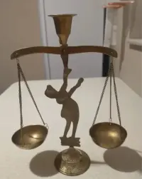 Mosiężna waga świecznik na podstawce — ujęcie 4